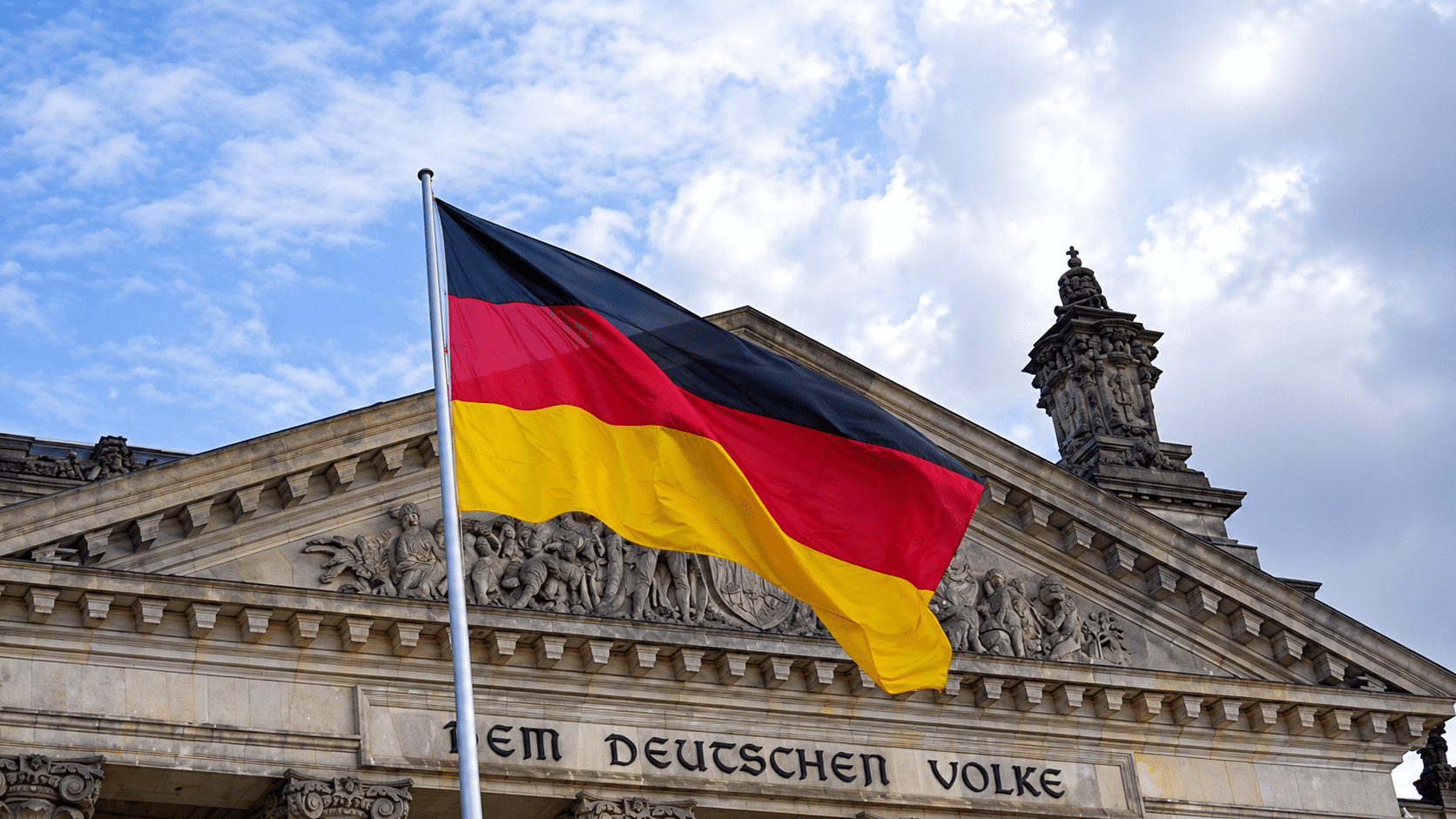 Façade du Reichstag sous ciel nuageux