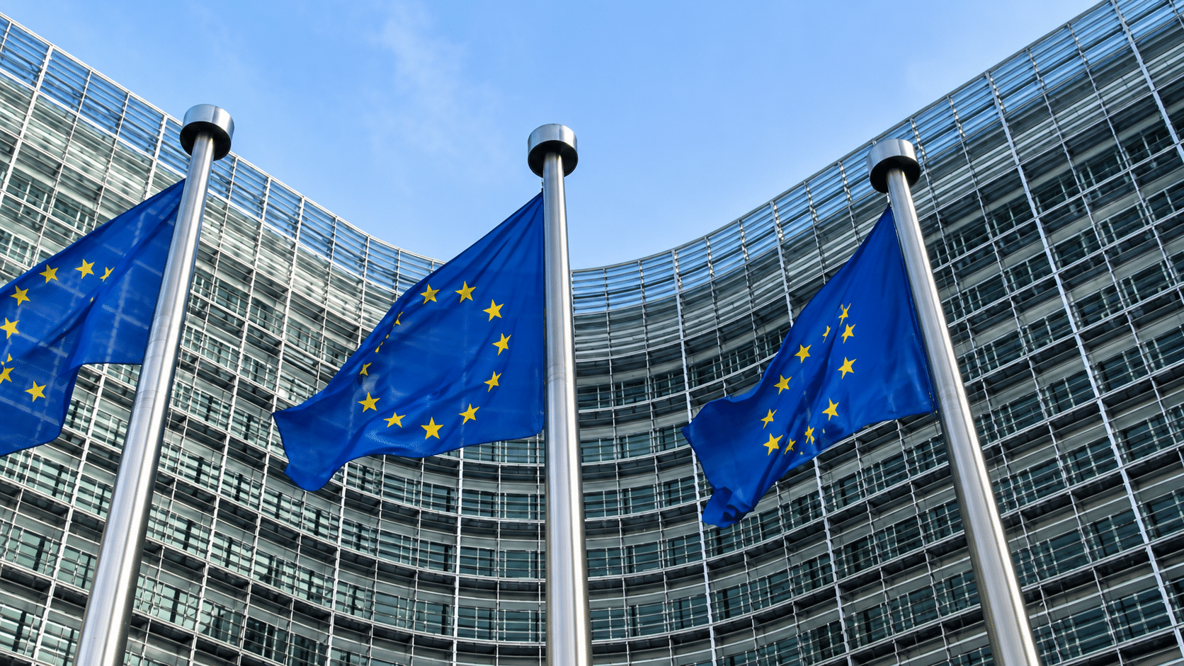Drapeau européen devant une façade vitrée