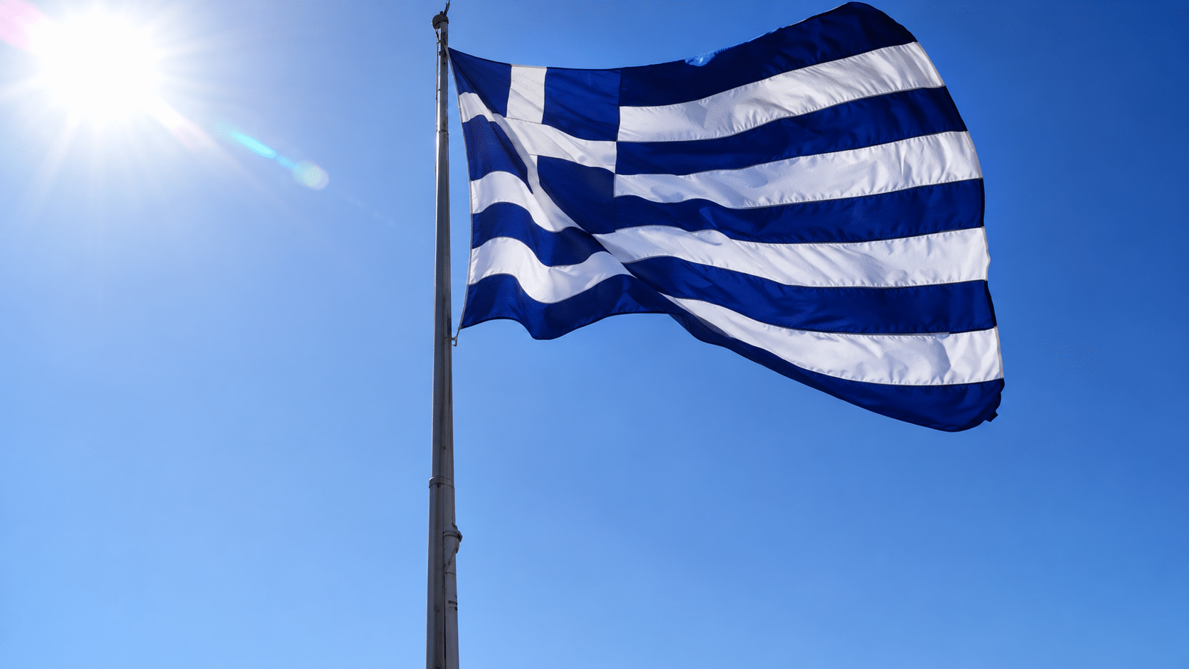 Drapeau grec flottant au soleil