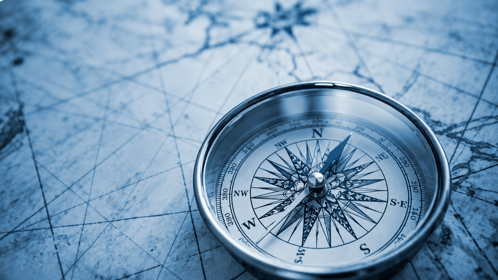 Boussole vintage sur carte maritime