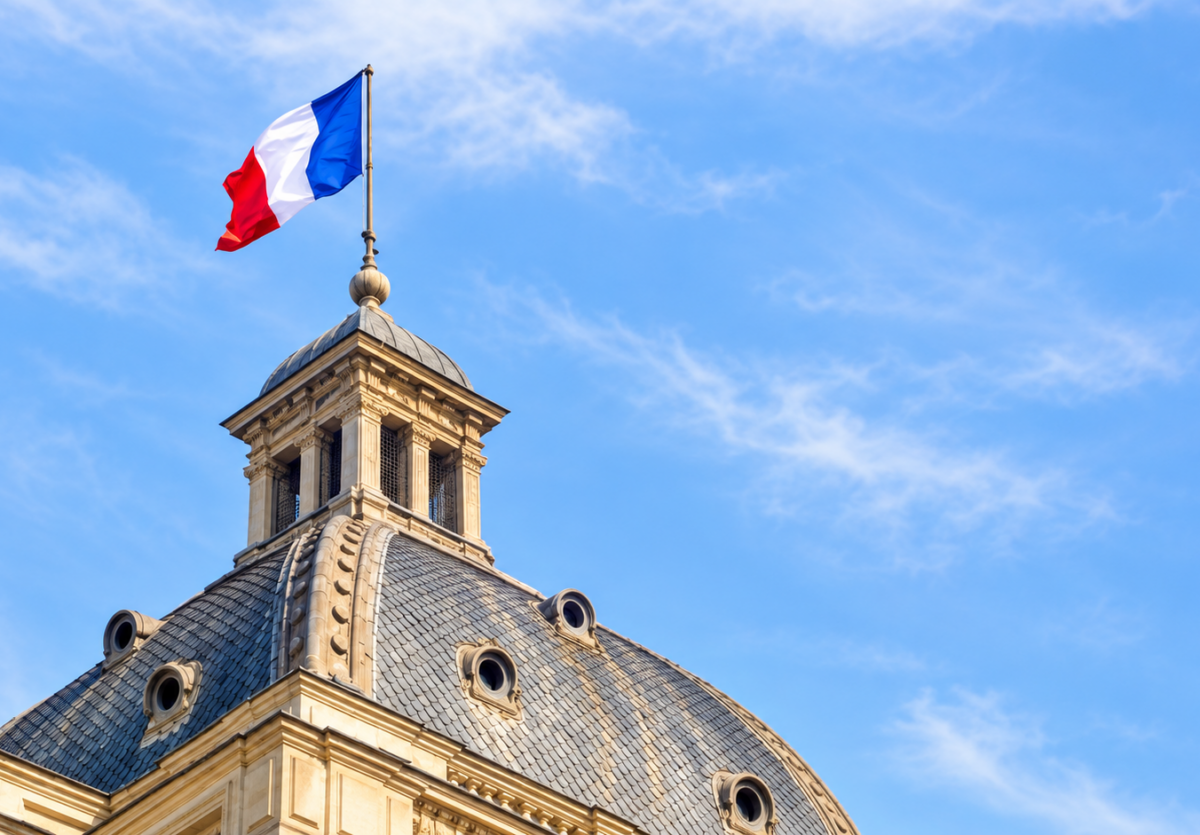 Drapeau français sur un dôme parisien