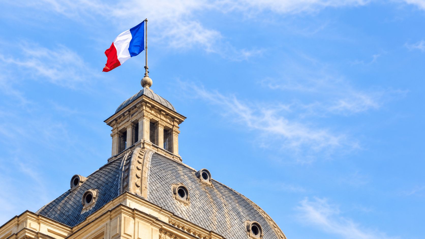 Drapeau français sur un dôme parisien