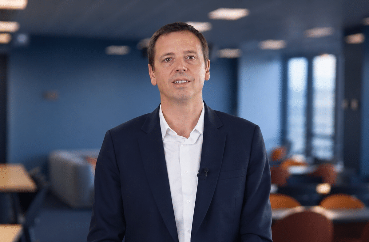 Portrait corporate dans un bureau moderne