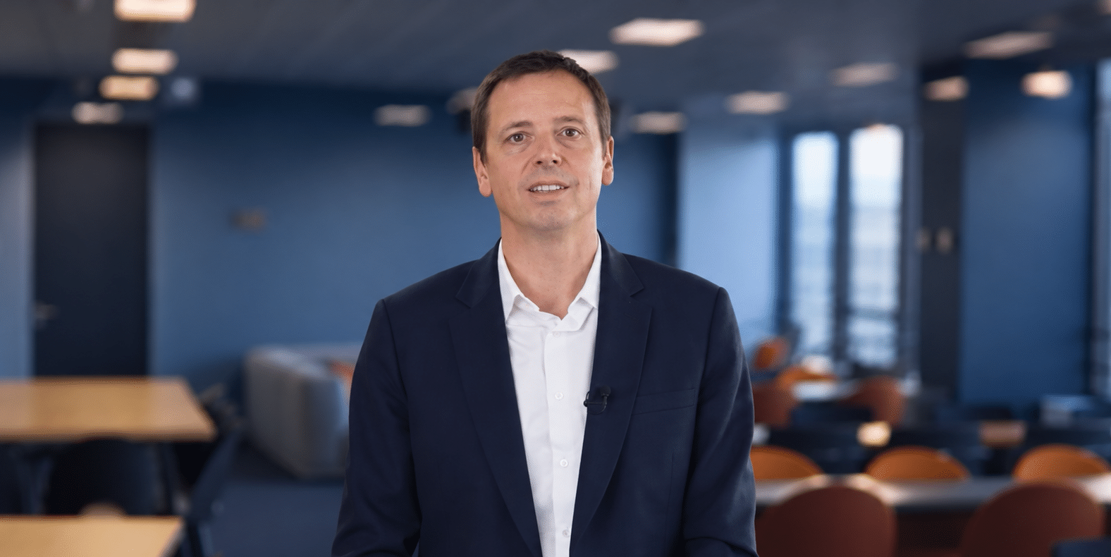 Portrait corporate dans un bureau moderne