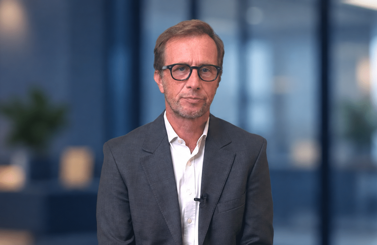Portrait corporate dans un bureau moderne en bokeh
