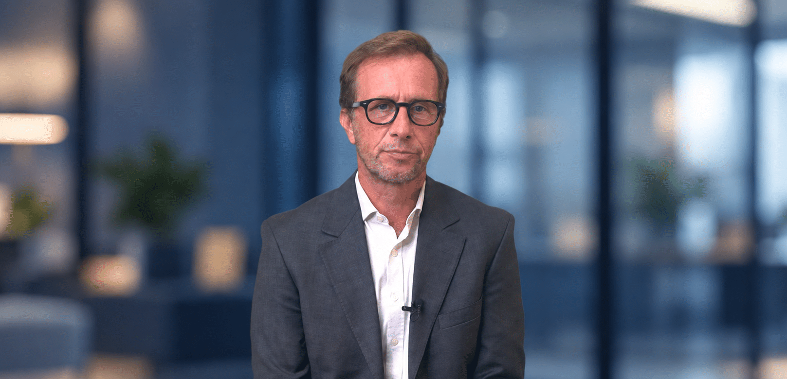 Portrait corporate dans un bureau moderne en bokeh